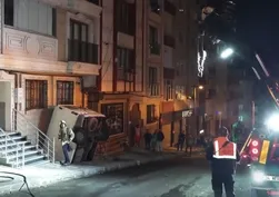 Şişli'de minibüs bina boşluğuna uçtu!