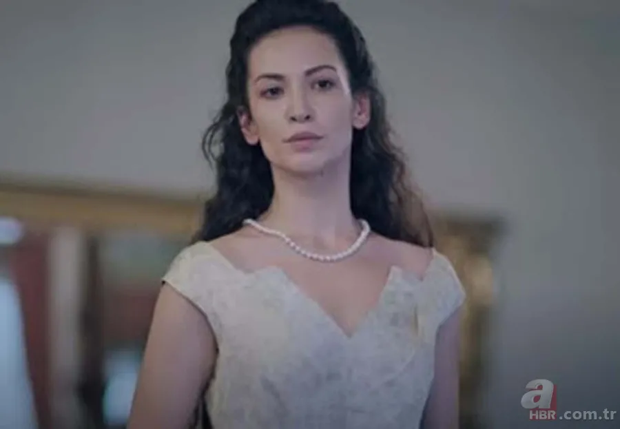 Kırmızı Oda dizisinin Manolya hocası Binnur Kaya yaşıyla olay oldu! Meğer… 13