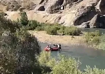 Murat Nehri'nde korku dolu anlar! Baraj kapakları açıldı mahsur kaldılar