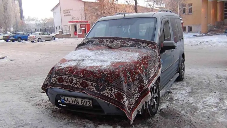 Kar yağışı dondurdu! Buz kesen havada kartpostallık görüntüler