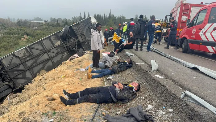 son-dakika-antalyada-yolcu-otobusu-devrildi-olu-ve-yaralilar-var-1769937826241.jpg SON DAKİKA! Antalya'da yolcu otobüsü devrildi! Ölü ve yaralılar var - 6
