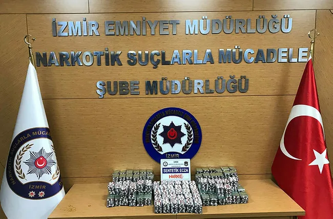 izmirde-yusturucu-tacirlerine-baskin-75-bine-yakin-hap-ele-gecirildi-1624860022911.jpg İzmir'de uyuşturucu tacirlerine baskın: 75 bine yakın hap ele geçirildi - 2