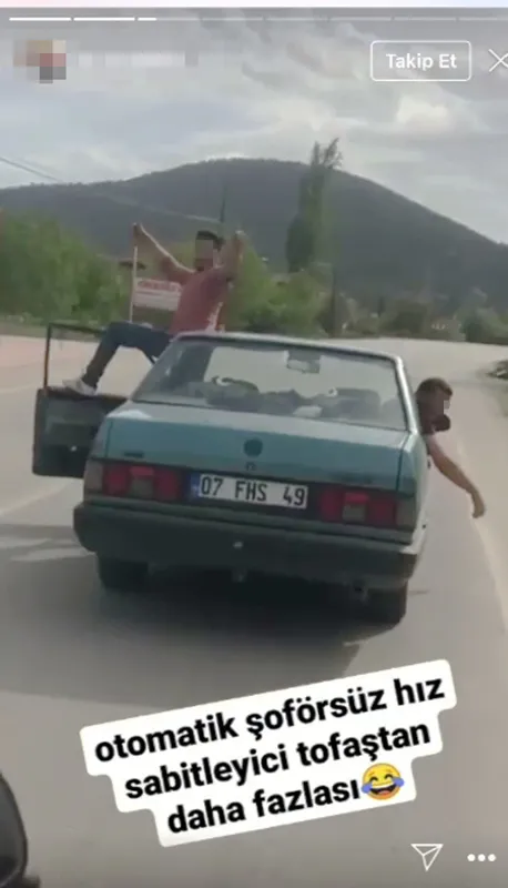 1619937739016.jpg Antalya’da trafikte dehşete düşüren görüntü! Önce kapısına çıktı sonra tavanına oturdu - 4