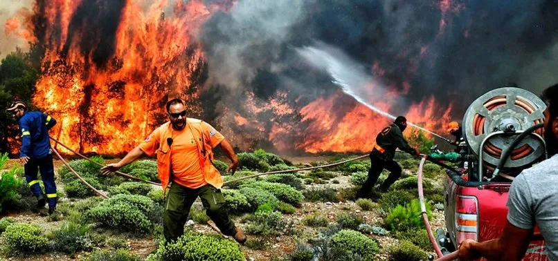 Yunanistan'da orman yangınları yerleşim yerlerini tehdit ediyor