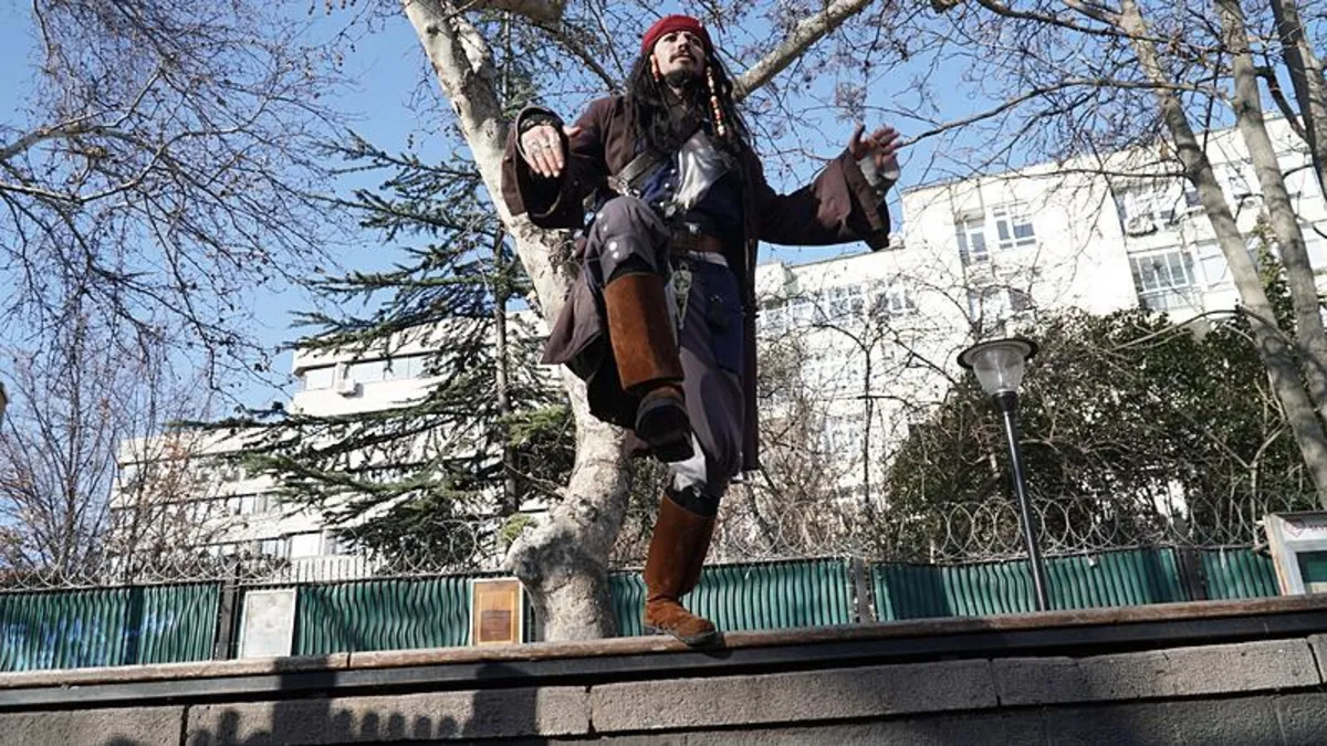 Ankara sokaklarında Jack Sparrow sürprizi! Giydiği kostüm ile ilgi odağı oldu