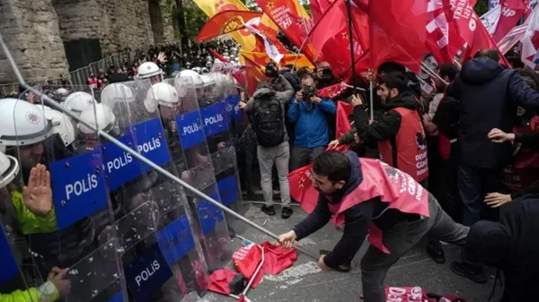 1-mayista-polise-saldiri-sorusturmasinda-flas-gelisme-12-supheliye-dava-1717598692614.jpeg 1 Mayıs'ta polise saldırı soruşturmasında flaş gelişme! 12 şüpheliye dava istemi... - 1