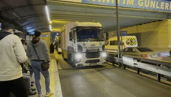 Son dakika: Yenibosna’da metrobüs arızalandı! Duraklarda yoğunluk oluştu - 3