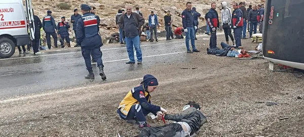 Son dakika: Sivas'ta otobüs devrildi: 2 kişi öldü, 230 kişi yaralandı - 1