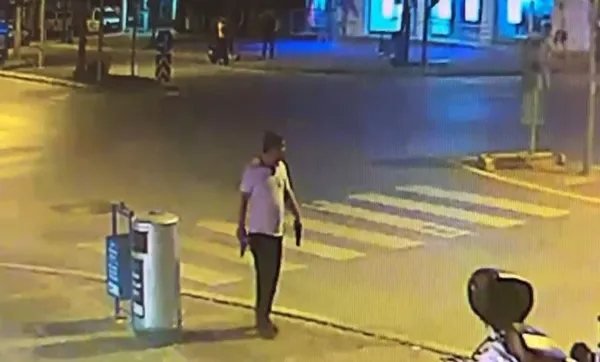 1686144664419.jpg Antalya'da sokak ortasında dehşet anları! Önce yumruk attı sonra tabancanın kabzasıyla başına vurdu - 2