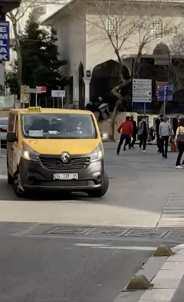 uskudarda-silahli-saldiri-motokuryeye-kursun-yagdirdi-1648916766559.jpg Üsküdar’da silahlı saldırı: Motokuryeye kurşun yağdırdı - 3