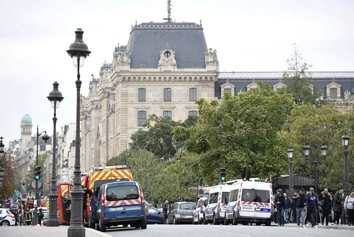 Son dakika: Paris Emniyet Müdürlüğünde bıçaklı saldırı: 4 ölü - 2