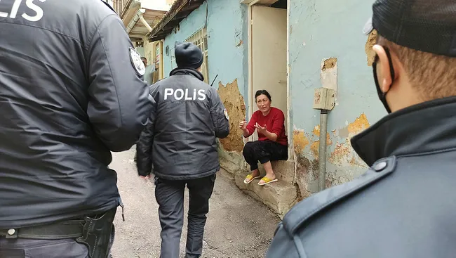 Bursa'da çaydanlıkla polise saldıran kadın serbest kalınca mahalle sakinlerine sopayla saldırdı - 4