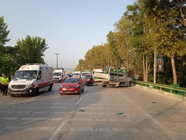Bursa’da feci kaza! Belediye otobüsü kamyona çarptı: 2'si ağır 21 yaralı - 1