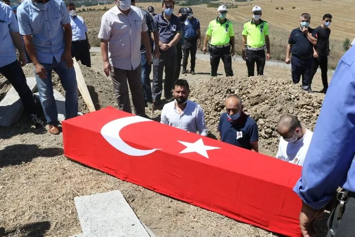 Bayramın ilk günü Karabük'ten kahreden görüntü! Eşini kendi elleriyle mezara koydu