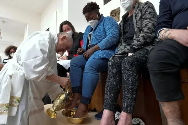 Papa Francis hapishanede ayak yıkayıp öptü - 4