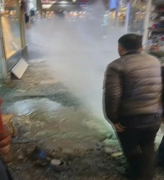 Son dakika: Kapalıçarşı'da İSKİ borusu patladı! Binlerce dolarlık zarar var - 1