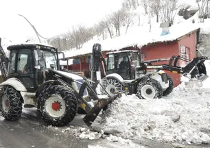 Hakkari'de Van ve Çukurca kara yollarında 3 ayrı noktaya çığ düştü