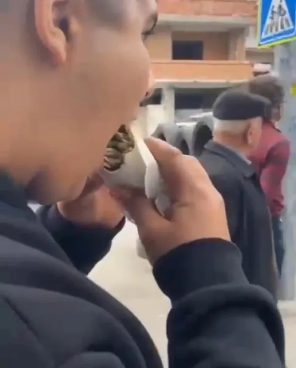 adanada-tacize-linc-girisimi-tekme-tokat-dayagi-doner-yiyerek-izledi-1671003786682.jpg Adana’da tacize linç girişimi! Tekme tokat dayağı döner yiyerek izledi - 2