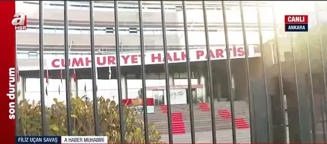 ÖĞRETMENLERDEN CHP’YE PROTESTO! Genel Merkez’e siyah çelenk bıraktılar