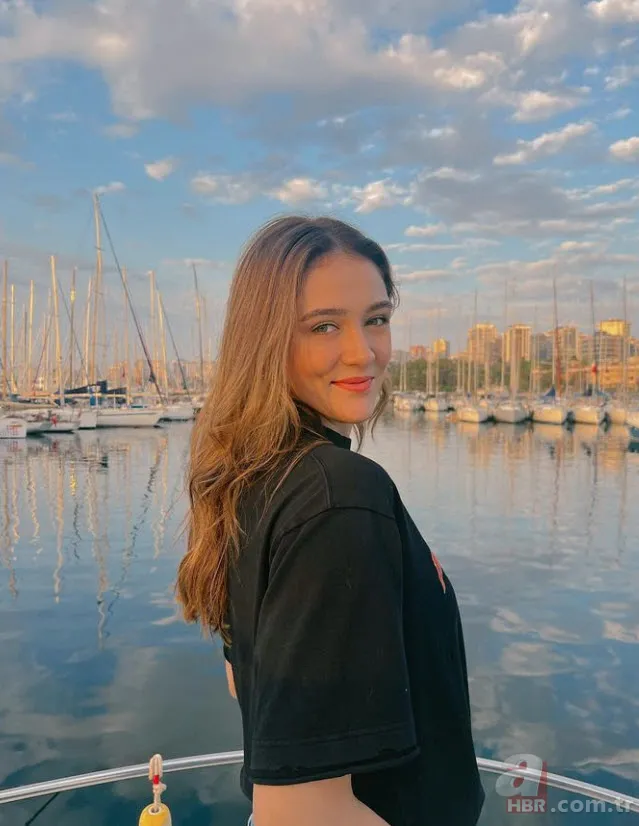 Yıldızlar Bana Uzak’ın Aslı’sı Burcu Kıratlı’nın annesi hayran bıraktı! Güzelliği ondan miras 5