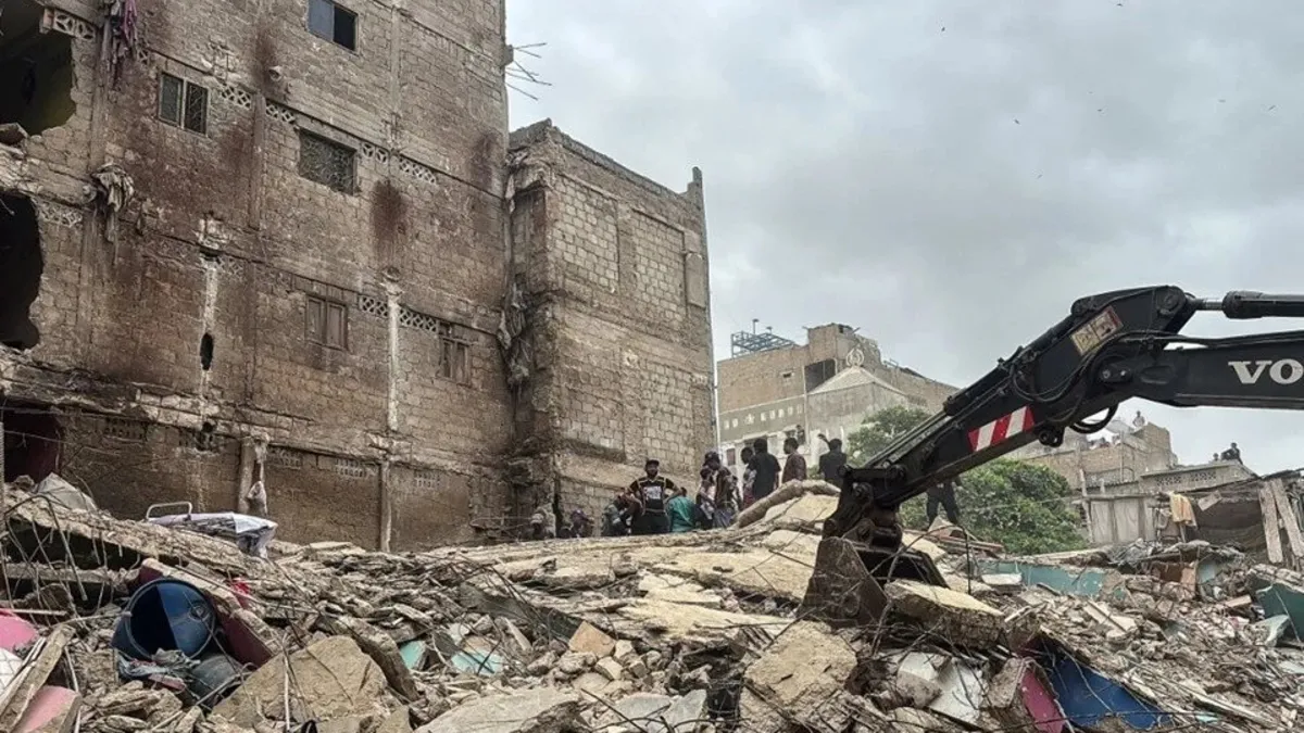 Pakistan'da 5 katlı binanın çöktü! Çok sayıda ölü var