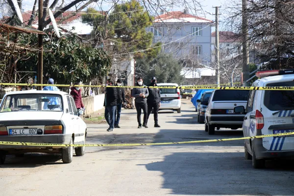 akraba-ziyaretinin-bedeli-agir-oldu-33-kisi-7-evde-karantinaya-alindi-1613928112891.jpg Sakarya'da akraba ziyaretinin bedeli ağır oldu! 33 kişi 7 evde koronavirüs nedeniyle karantinaya alındı - 6
