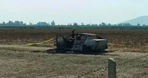 Yanan otomobilden ceset çıktı