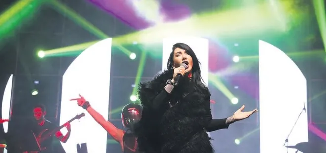 Seren Serengil çıplak fotoğraf için 100 bin lira istedi!