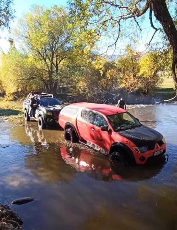 off-road-araci-dereye-uctu-mahsur-kalanlar-camdan-cikarildi-1633619429762.jpg Off-Road aracı dereye uçtu! Mahsur kalanlar camdan çıkarıldı - 4