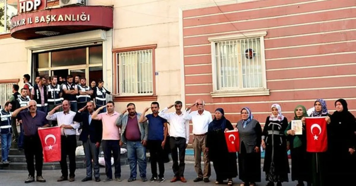 Çocuklarının dağa kaçırıldığı iddiasıyla HDP Diyarbakır İl Başkanlığı önünde oturma eylemi başlatan aileler, Barış Pınarı Harekatı'na asker selamıyla destek verdi. ile ilgili görsel sonucu