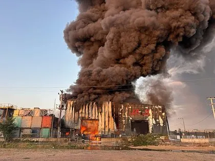 Un incendie se déclare dans un entrepôt logistique à Kocaeli ! La fumée envahit le ciel.