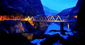 Bir araç Erzincan’da Karasu Nehrine düştü