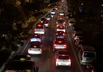 İstanbul'a dönen tatilciler trafiğe takıldı