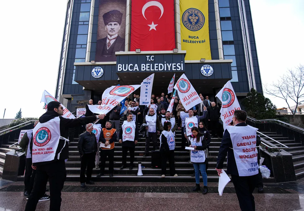 buca-belediyesinde-degisen-bir-sey-yok-300-memurdan-is-birakma-karari-1789442891977.jpg Buca Belediyesi’nde değişen bir şey yok! 300 memurdan iş bırakma kararı - 2