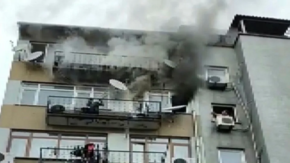 İstanbul Fatih'te korku dolu anlar! Balkonda can pazarı yaşandı! Canlarını kurtarmak için 5. kattan atladılar