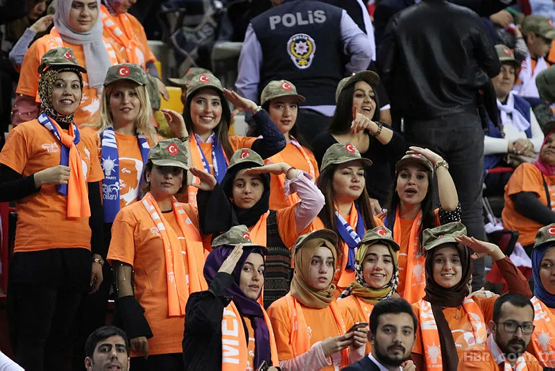 Cumhurbaşkanı Erdoğan, 105 yaşındaki Fikriye ninenin elini öptü 15