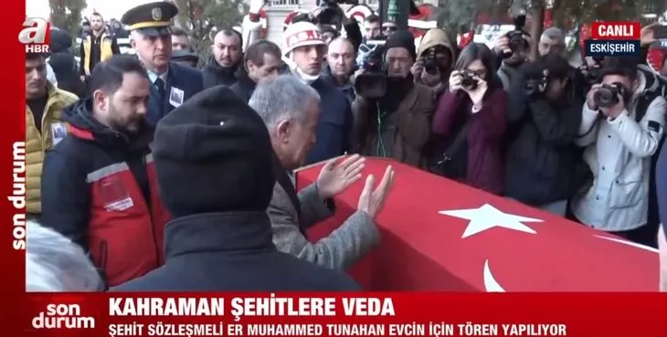 Türkiye şehitlerini uğurluyor! Tabutunun başında gözyaşları sel oldu | Bu acıya yürek dayanmaz