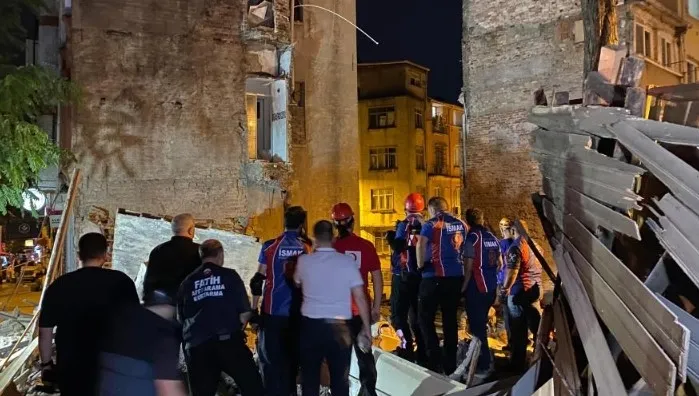 fatihte-korku-dolu-anlar-bina-coktu-1-yarali-var-istanbul-valiliginden-aciklama-1726182483403.jpg Fatih'te korku dolu anlar! Bina çöktü 1 yaralı var | Havadan görüntülendi - 1