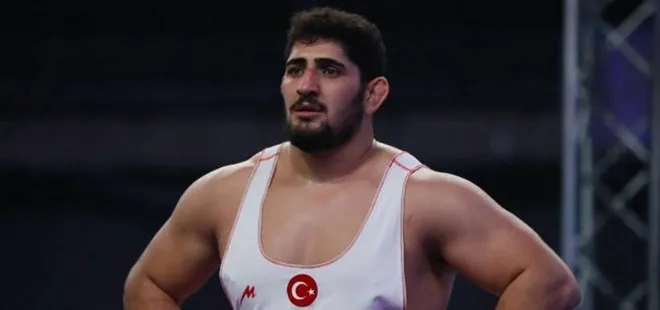 Milli güreşçi Osman Yıldırım 130 kiloda gümüş madalya kazandı
