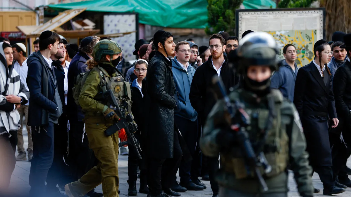 İsrail işgal güçleri, Batı Şeria'da 11 Filistinliyi gözaltına aldı