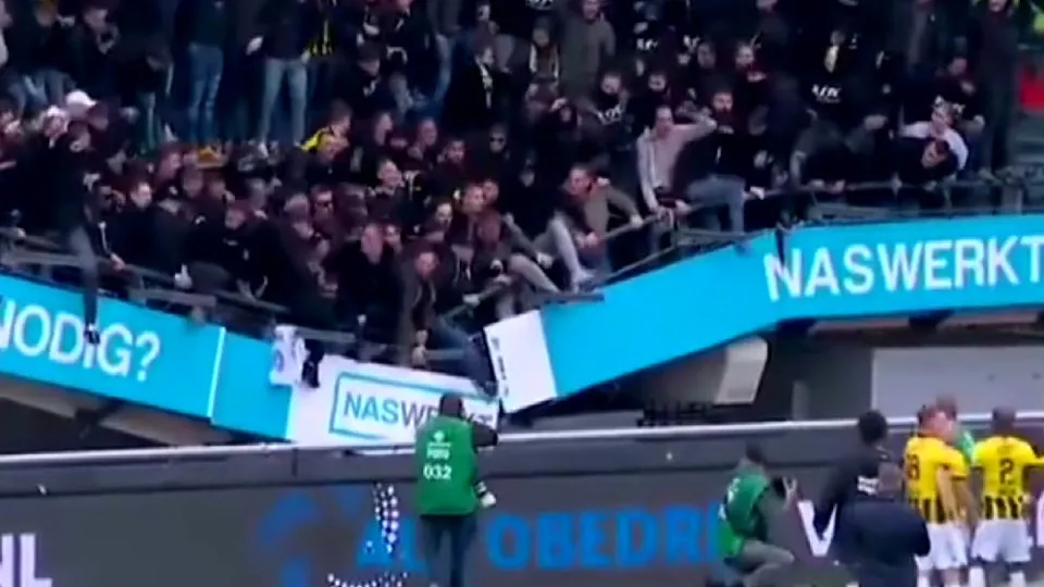 Galibiyet kötü bitti! Kutlama sırasında tribün çöktü