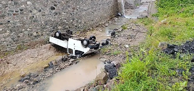 Trabzon'da kontrolden çıkan kamyonet dereye uçtu
