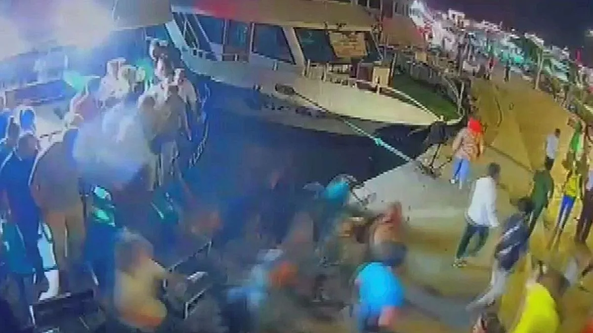 Fatih'te yüreklerin ağza geldi anlar! Anne ve baba tekneden denize düştü