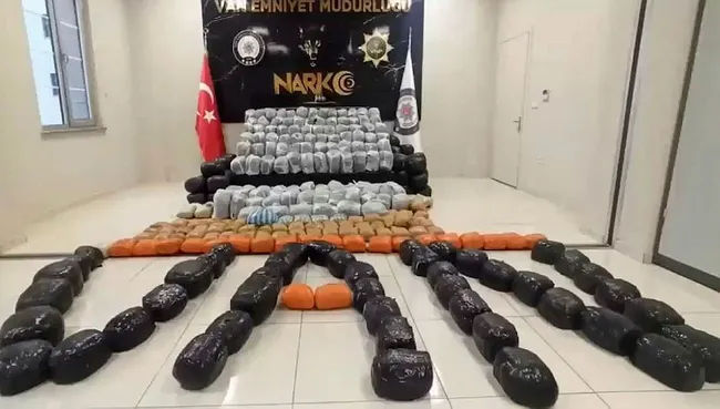 vanda-gecen-yil-9-ton-981-kilo-928-gram-uyusturucu-ele-gecirildi-1704096051961.jpg Van'da geçen yıl 9 ton 981 kilo 928 gram uyuşturucu ele geçirildi - 2