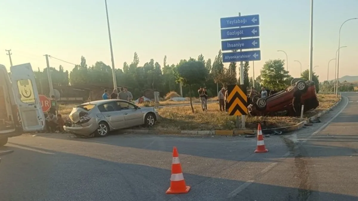 Afyonkarahisar'da araçlar çarpıştı! Çok sayıda yaralı var