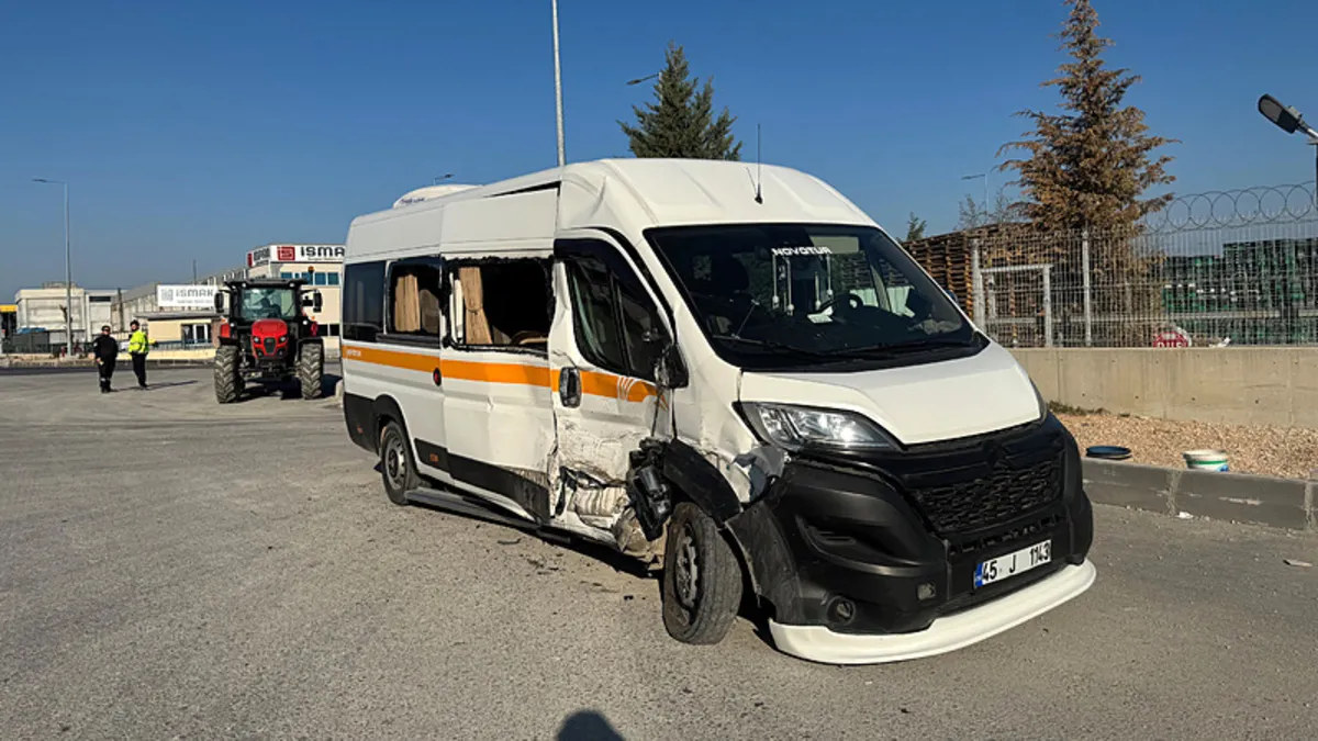 Manisa'da feci kaza! 2 servis aracı çarpıştı 19 yaralı