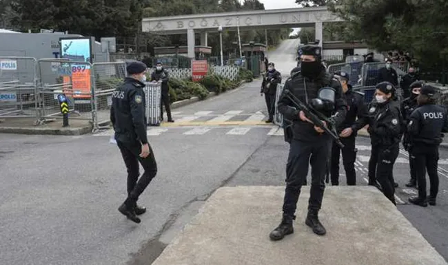 Boğaziçi Üniversitesi'nde polisin "aşağıdan" sözlerini "aşağı bak" şeklinde çarpıttılar - 5