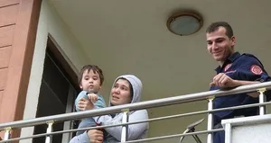 2 yaşındaki çocuk annesini balkona kilitledi