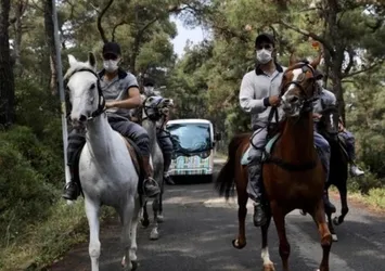 CHP'li Ekrem İmamoğlu atları kurtarma projesinde atları koşturarak tanıtım yaptı