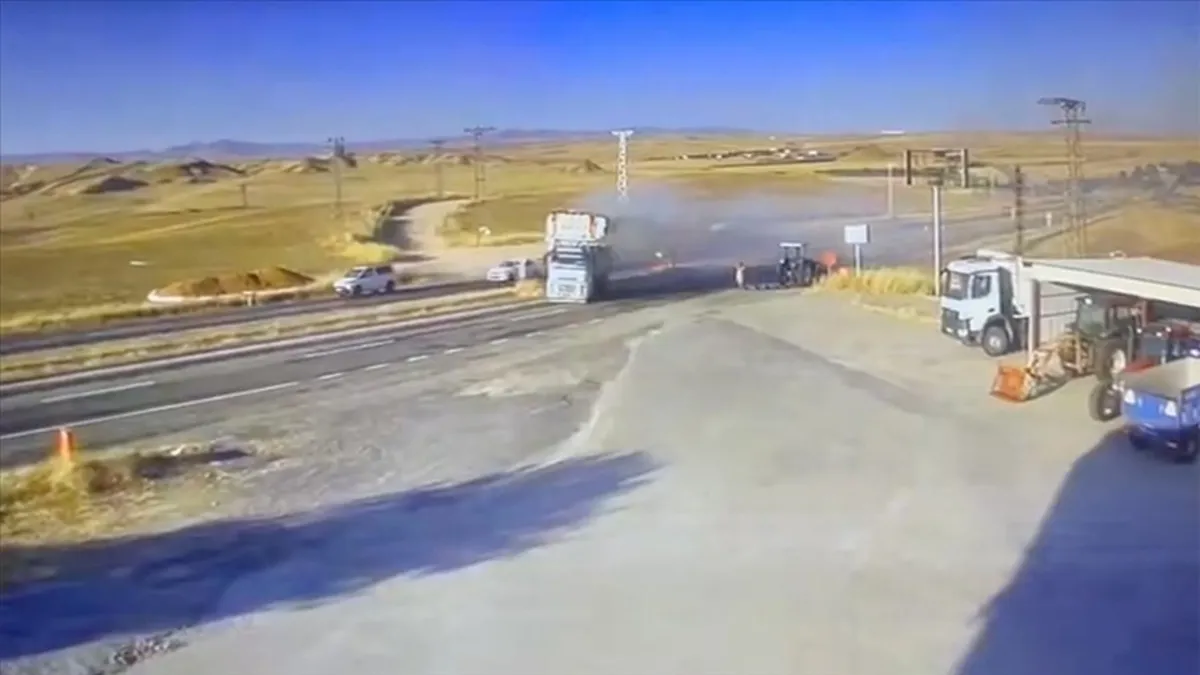 Kamyondan yola dökülen saman trafiği tehlikeye soktu